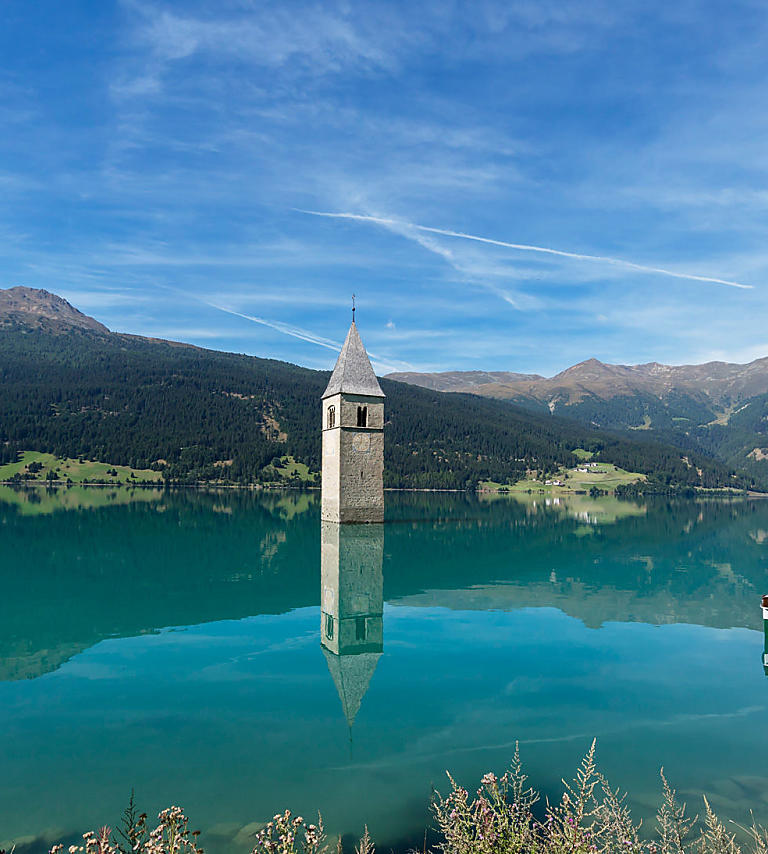 Jezioro Reschensee w dolinie Oberer Vinschgau - Południowy Tyrol Reschensee: cichy świadek w wodzie